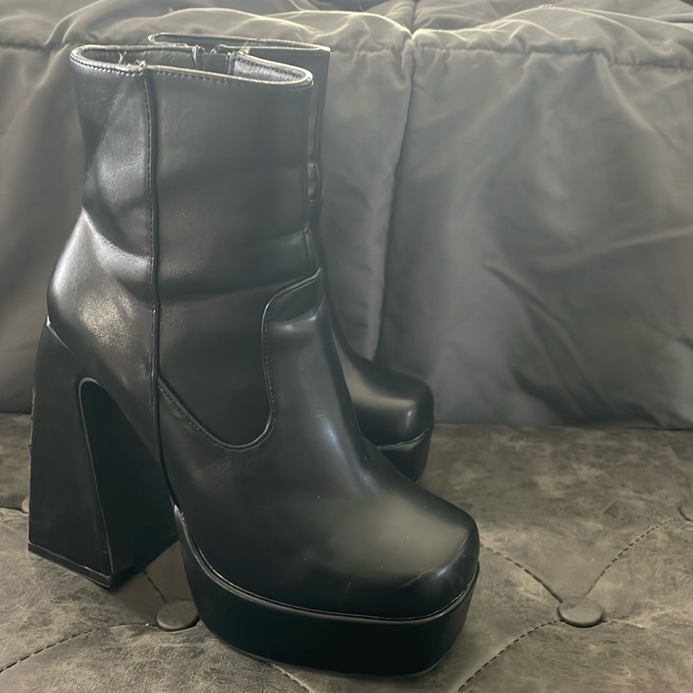 Chase and Chloe black Rayla platform booties